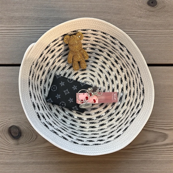 Handcrafted Black and White Purse Bowl - Picture 3 of 3